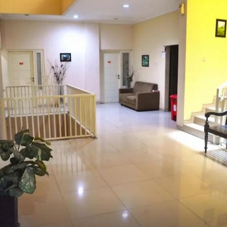 Hotel Reddoorz Near Plaza Araya Malang Blimbing  Exterior foto