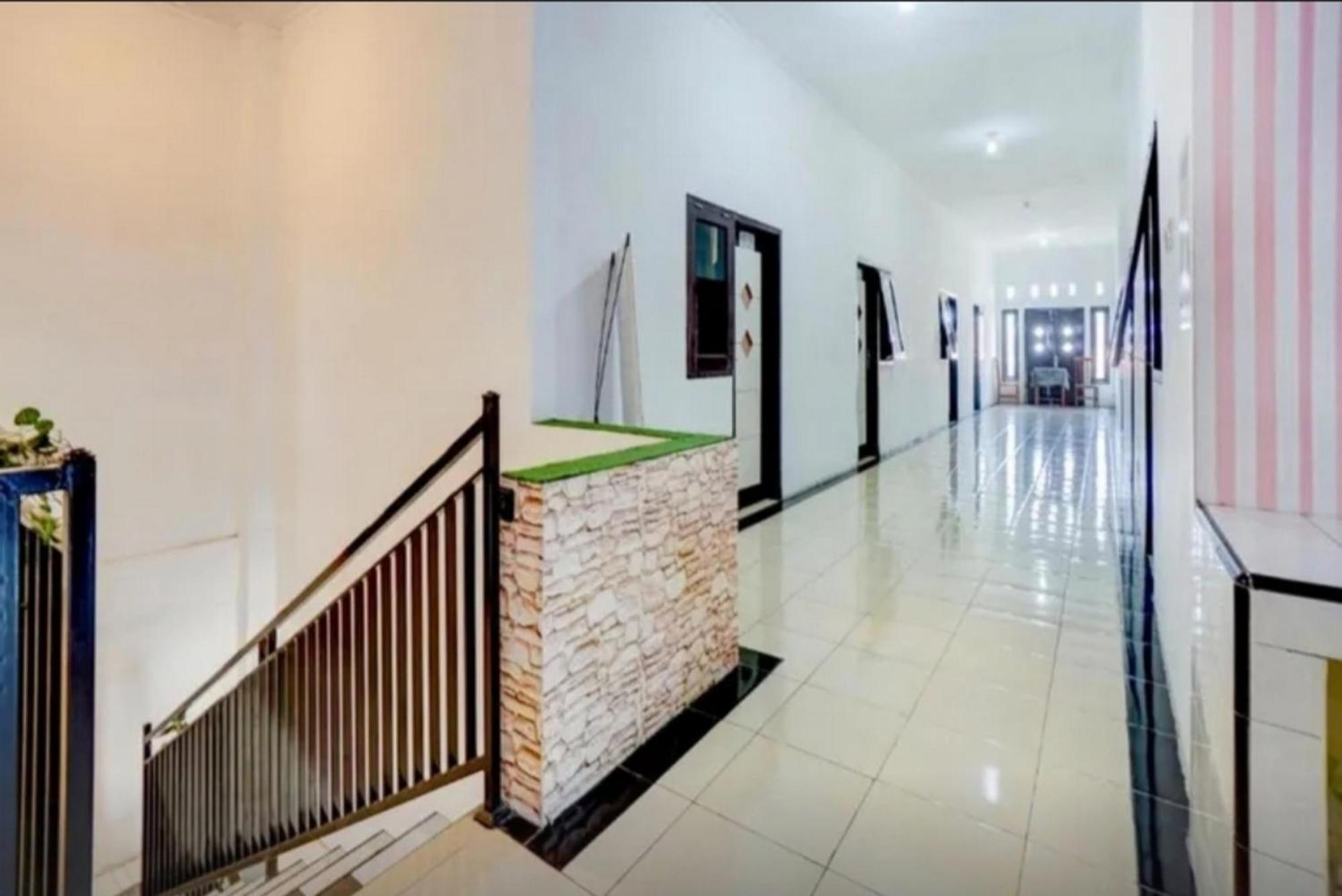 Hotel Reddoorz Near Plaza Araya Malang Blimbing  Exterior foto
