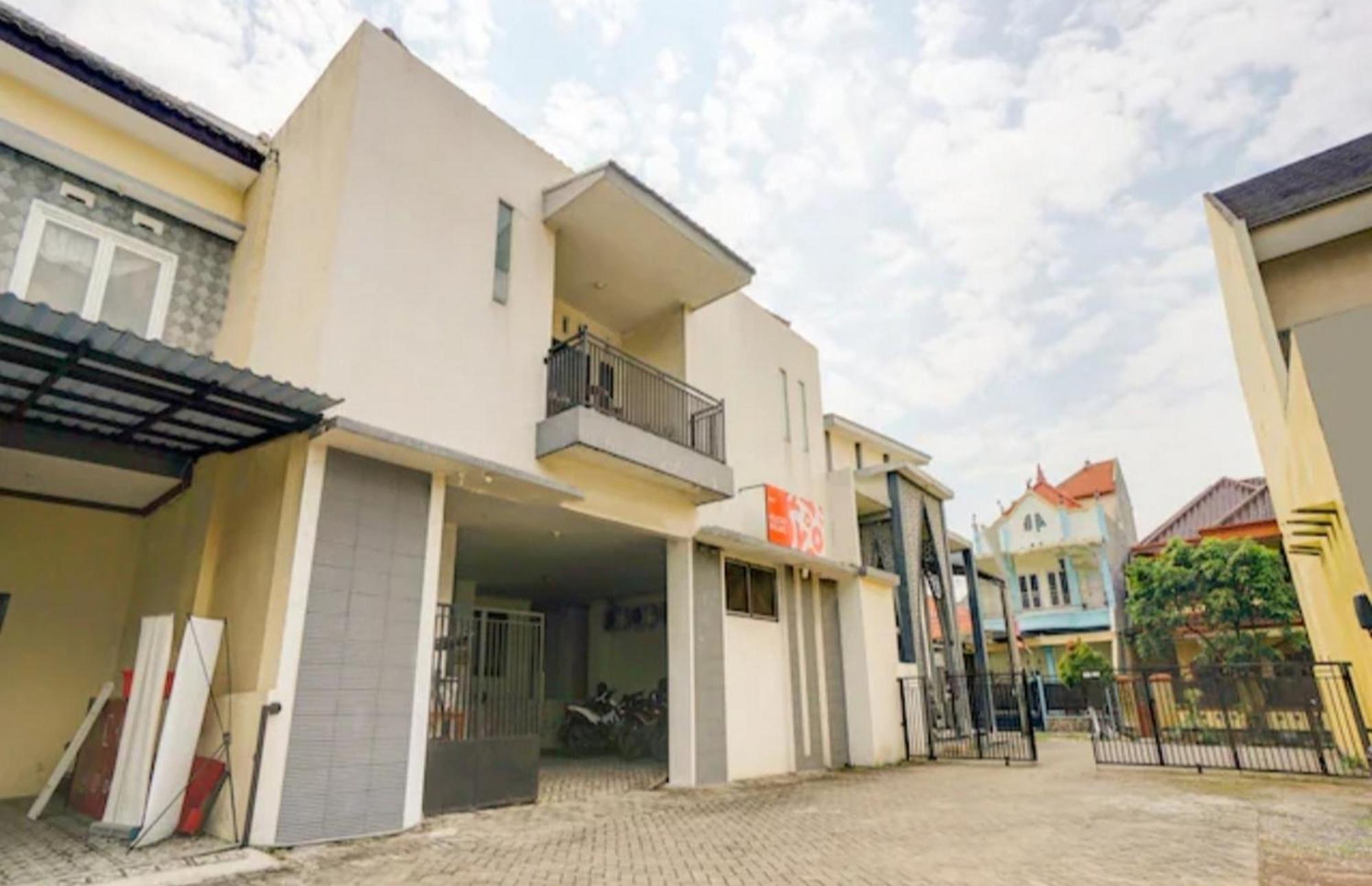 Hotel Reddoorz Near Plaza Araya Malang Blimbing  Exterior foto